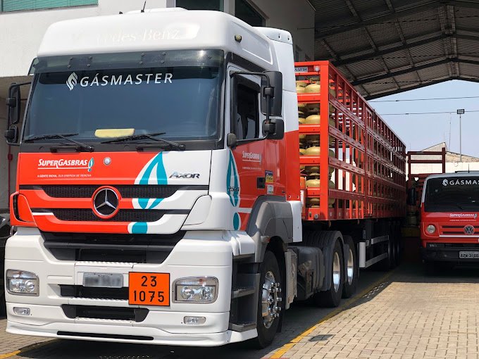 Caminhão de Gás personalizado carregado de botijões.
